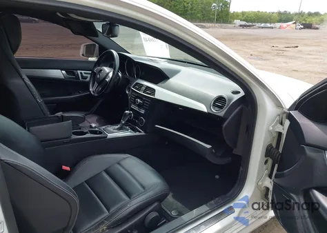 2013 Mercedes-Benz C 250 из США, поврежденный, VIN WDDGJ4HB5DF995845